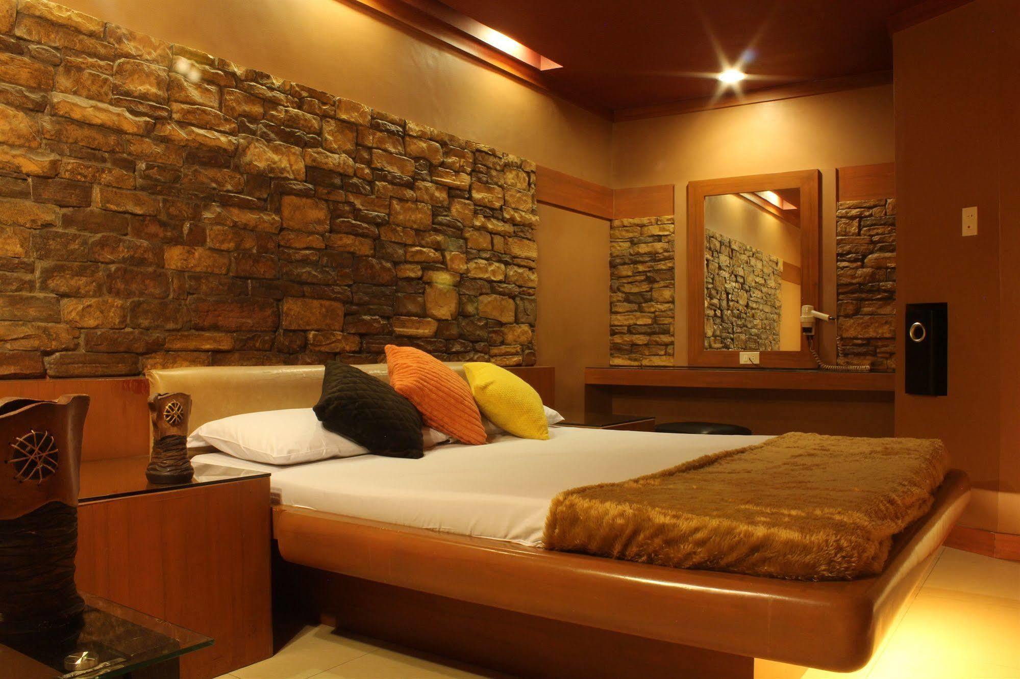 วิกตอเรีย คอร์ต ฮิลล์เครสต์ ปาซิก มอเตอริสต์ ลอดจ์ Motel Pasig City ภายนอก รูปภาพ
